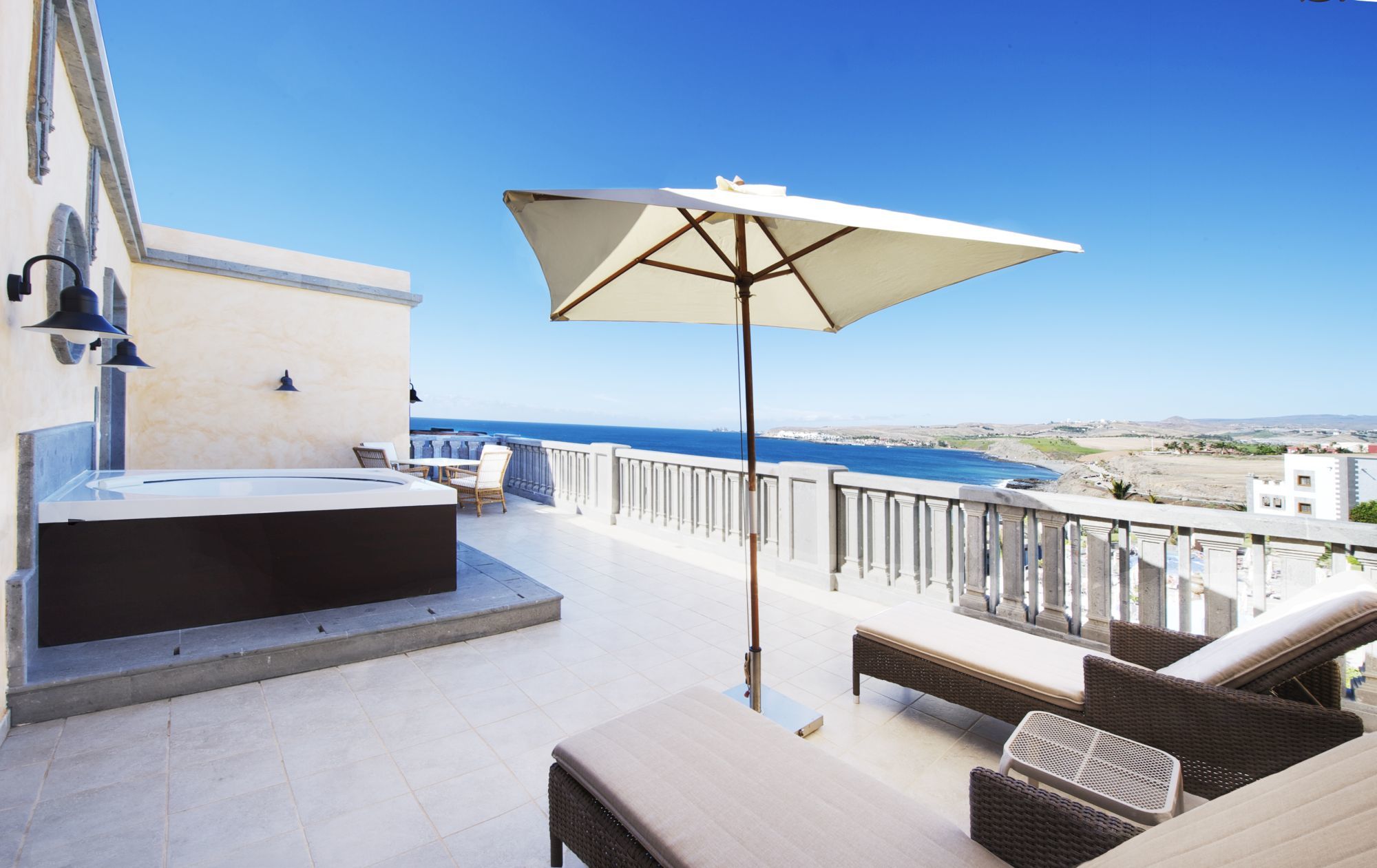 מלונראס Lopesan Villa Del Conde Resort & Thalasso מראה חיצוני תמונה The rooftop pool at the Hotel del Coronado
