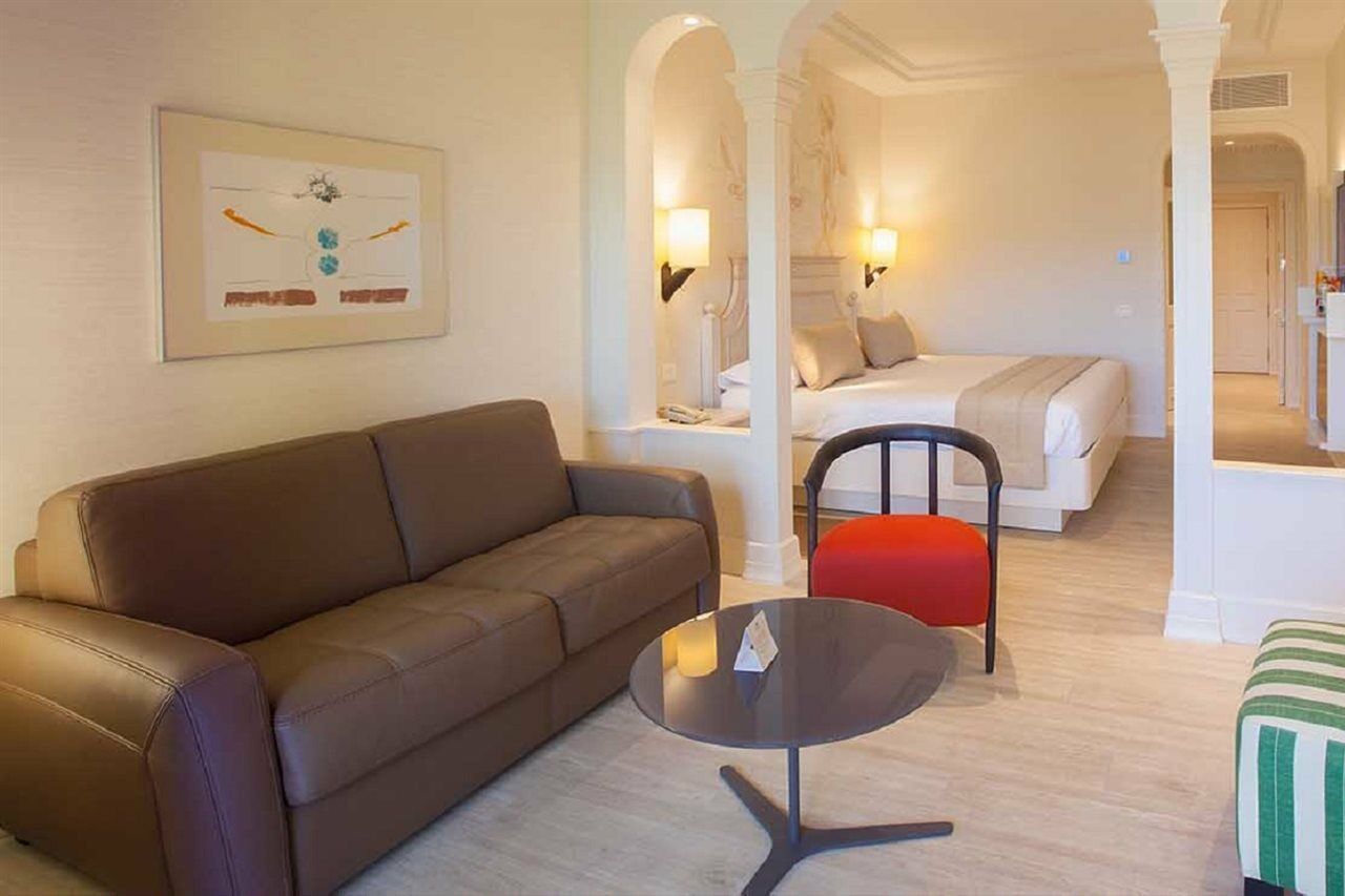 מלונראס Lopesan Villa Del Conde Resort & Thalasso מראה חיצוני תמונה A suite at the hotel