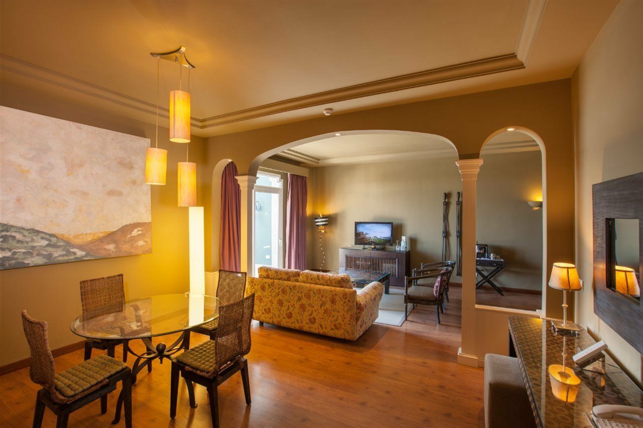 מלונראס Lopesan Villa Del Conde Resort & Thalasso מראה חיצוני תמונה A suite at the hotel