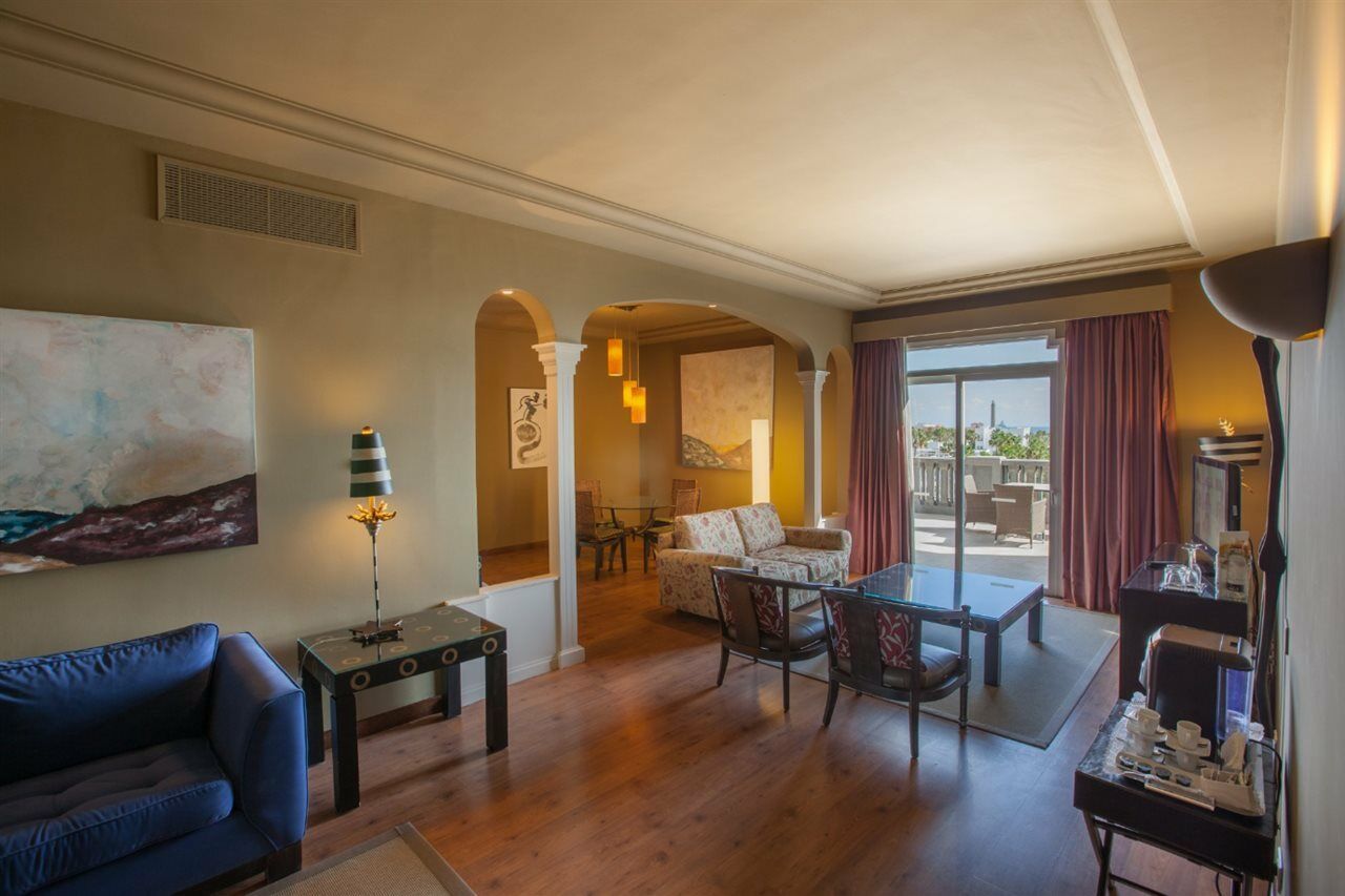 מלונראס Lopesan Villa Del Conde Resort & Thalasso מראה חיצוני תמונה A suite at the Hilton San Diego Bayfront