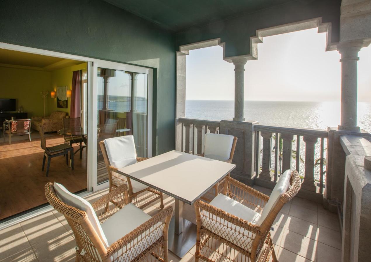 מלונראס Lopesan Villa Del Conde Resort & Thalasso מראה חיצוני תמונה A balcony at the Hilton Head Oceanfront Resort